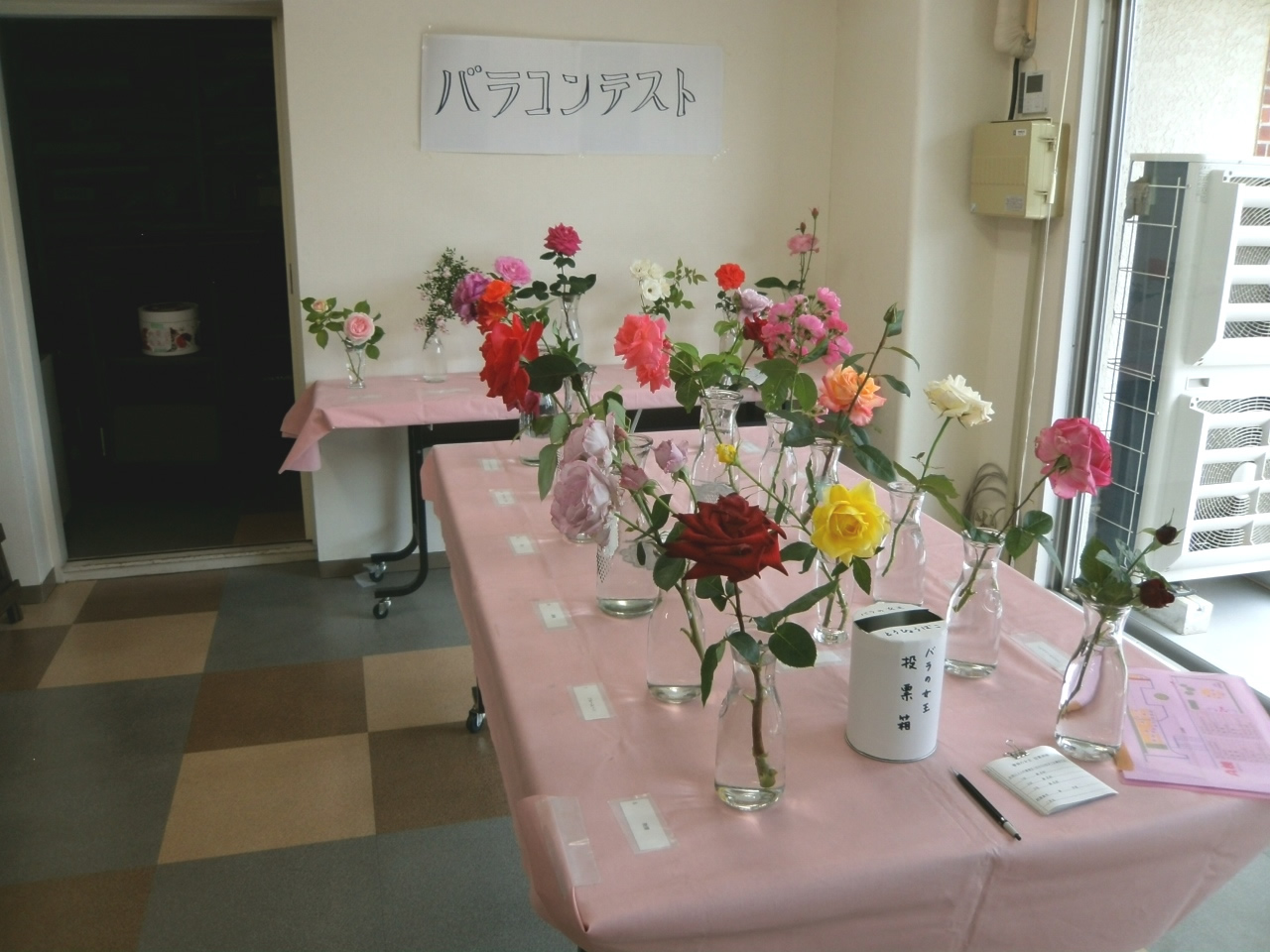 一輪ずつ花瓶に行けた薔薇を机の上に展示